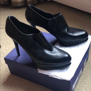 Stuart Weizman size 11.5 black leather bootie!